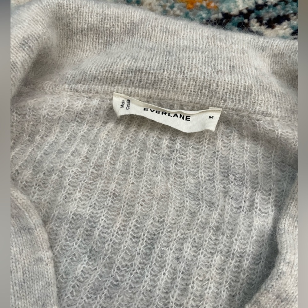 Everlane Women's V-Neck Sweater in Cream - Picture 2 of 6